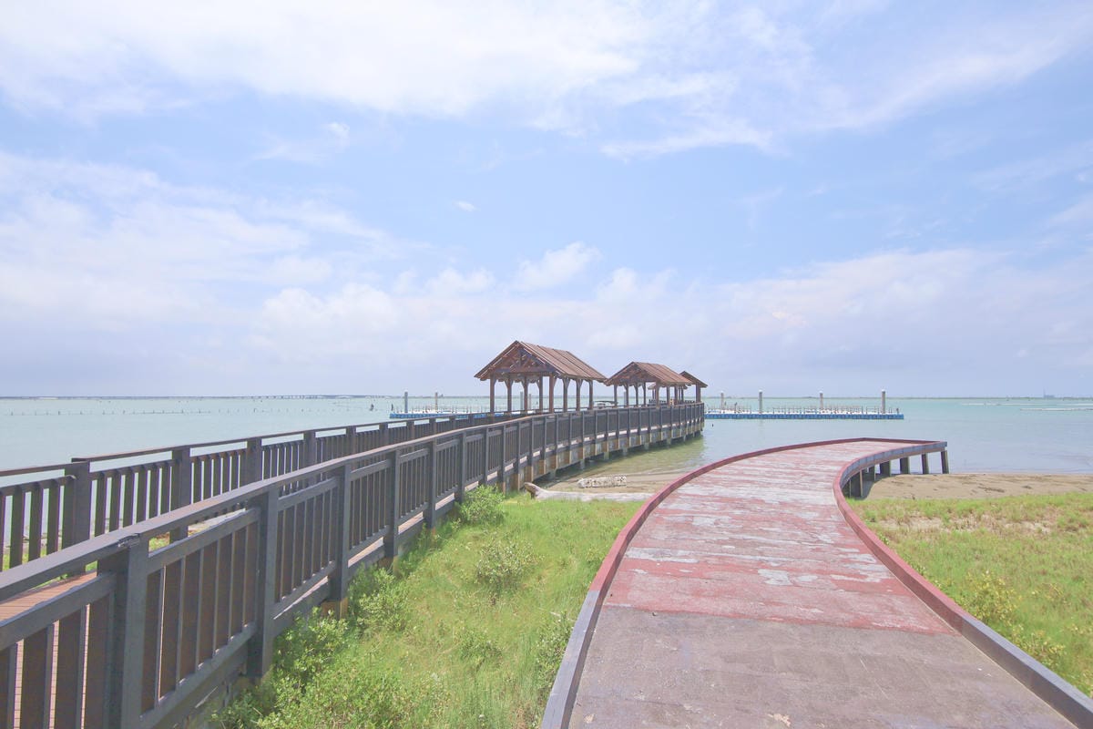 【台南|七股】不只看鹽山!250元就能體驗搭竹筏遊潟湖+登無 【台南|七股】不只看鹽山!250元就能體驗搭竹筏遊潟湖+登無