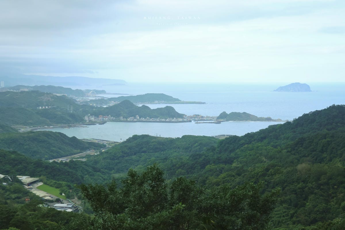 【瑞芳】浪淘盡後的山城：瑞芳 – 金芒舞秋風 九份一日遊｜深訪記憶之外的九份印象 手作芒花關守石、手做芋圓體驗. 不厭亭芒花海. 福山宮