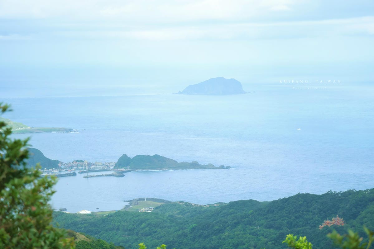 【瑞芳】浪淘盡後的山城：瑞芳 – 金芒舞秋風 九份一日遊｜深訪記憶之外的九份印象 手作芒花關守石、手做芋圓體驗. 不厭亭芒花海. 福山宮
