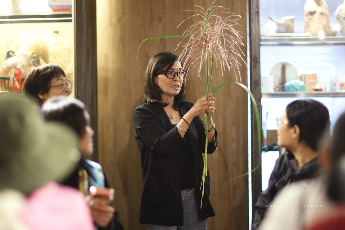 【瑞芳】浪淘盡後的山城：瑞芳 – 金芒舞秋風 九份一日遊｜深訪記憶之外的九份印象 手作芒花關守石、手做芋圓體驗. 不厭亭芒花海. 福山宮